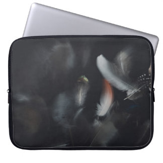 CAPA PARA NOTEBOOK PENA BRANCA E NEGRA NO FUNDO PRETO