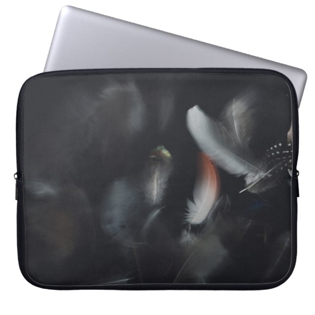CAPA PARA NOTEBOOK PENA BRANCA E NEGRA NO FUNDO PRETO (Frente)