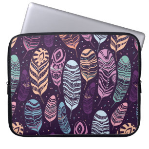 Capa Para Notebook Penas étnicas com um padrão uniforme.