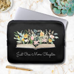 Capa Para Notebook Personalizar Flor de Livro de Cores Aquáticas de C<br><div class="desc">Apresentando a nossa bolsa de laptop Floral Flor de Leitura de Cotação Personalizada. Apresentando uma bonito ilustração do jardim de flores silvestres em um livro, adequada para os amantes de flores e livrarias ou como presente para o dia de apreciação de professores e bibliotecários. Adicione o toque da natureza ao...</div>