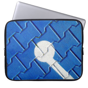 Capa Para Notebook Pessoa com uma cadeia de rodas marcada no paviment