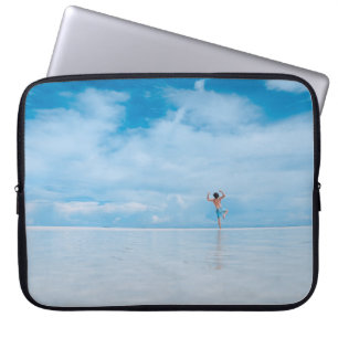 Capa Para Notebook Pessoa de pé no corpo de água