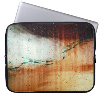 Capa Para Notebook Pessoa em chinelos pretos sobre areia castanha