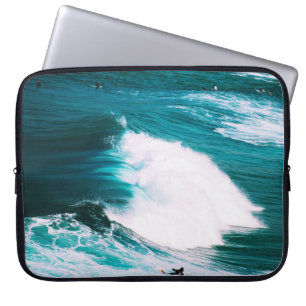 Capa Para Notebook Pessoa no surfboard com ondas oceânicas