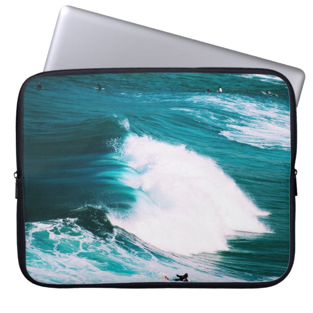 Capa Para Notebook Pessoa no surfboard com ondas oceânicas (Frente)