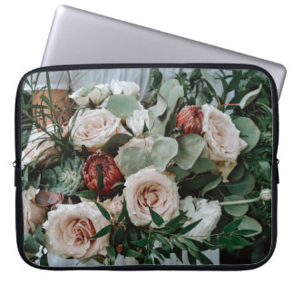 CAPA PARA NOTEBOOK PESSOA QUE DETÉM BUQUÊS DE PINCO E FLORES VERMELHO