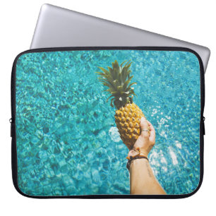 Capa Para Notebook Pessoa segurando ananás amarelo