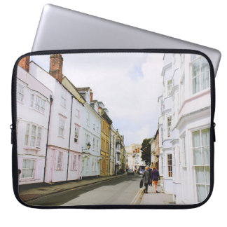 CAPA PARA NOTEBOOK PESSOAS CAMINHANDO EM SIDEWALK AO LADO DO EDIFÍCIO