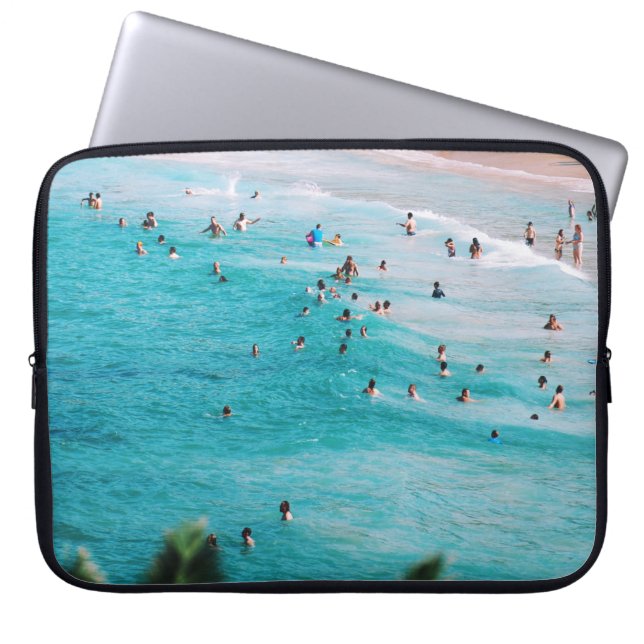 Capa Para Notebook Pessoas nadando na praia (Frente)