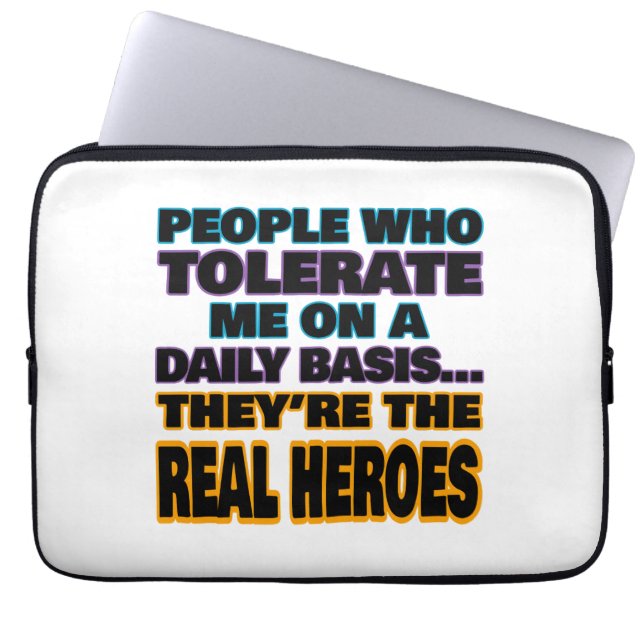 Capa Para Notebook Pessoas Que Me Toleram Diariamente São Heróis (Frente)