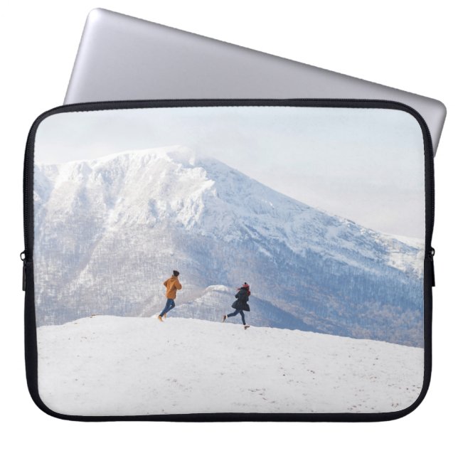 Capa Para Notebook Pessoas se divertindo e correndo em montanhas  (Frente)