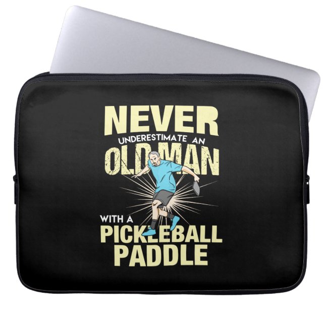 Capa Para Notebook Pickleball - Homem Velho Com Uma Raquete de Pickle (Frente)