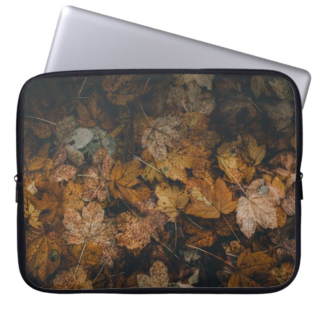 CAPA PARA NOTEBOOK PILHA DE FOLHAS DE MAPEL ROPRIADAS (Frente)