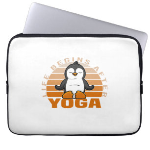 Capa Para Notebook Pinguim giro engraçado fazendo yoga. poses engraça