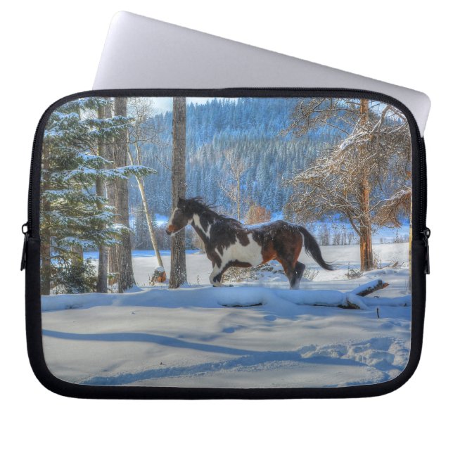 Capa Para Notebook Pinto de Trote Stallion & Winter Snows (Frente)