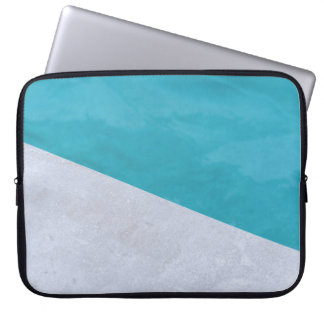 Capa Para Notebook Piso de cinza vazio ao lado da piscina