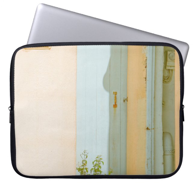 CAPA PARA NOTEBOOK PLANTA VERDE COM VASSO CERÂMICO AO LADO DA MADEIRA (Frente)