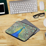 Capa Para Notebook Plumagem de Peste Azul<br><div class="desc">Bolsa de laptop protetora e perfurada que apresenta a imagem fotográfica de um lindo Pavão azul com uma plumagem colorida de penas. Imagem impressa em um lado. Selecione o tamanho da bolsa de laptop.</div>