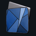 Capa Para Notebook Polígonos Azuis abstrato<br><div class="desc">Inspirado pelo vidro colorido, este na moda geométrico contém polígonos em vários tons de azul esboçado em preto. Um triângulo azul claro desliza do canto superior direito com um conjunto de quadrangulares azuis progressivamente mais escuros e outras formas espiralando ao redor dele da luz para a escuridão. Duas formas azuis...</div>