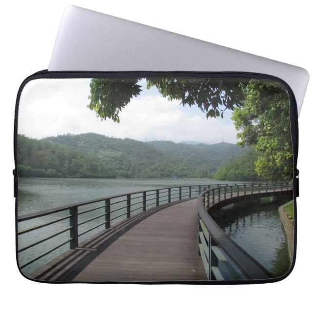 Capa Para Notebook Ponte Bicicleta Sobre Água (Frente)