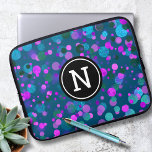 Capa Para Notebook ponto cintilante de confetti roxo azul monograma e<br><div class="desc">Pontas de confete verdes, roxas, cor-de-rosa e azul-turquesa, brilhantes, enfeitam esta bolsa de laptop neoprene moderna e chique. Faz uma declaração divertida e na moda cada vez que você a usa. Esta bolsa de laptop tem três tamanhos: 15", 13" e 10". Um presente de excelente para um amigo, assim como...</div>