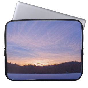 Capa Para Notebook Pôr do sol sobre lago e árvores de inverno coberta