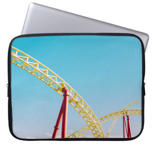 Capa Para Notebook Porta copos de rolo amarelo e vermelho sob o céu 