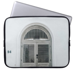 CAPA PARA NOTEBOOK PORTA DE MADEIRA DE CINZA FECHADA ABAIXO DO CONCEI