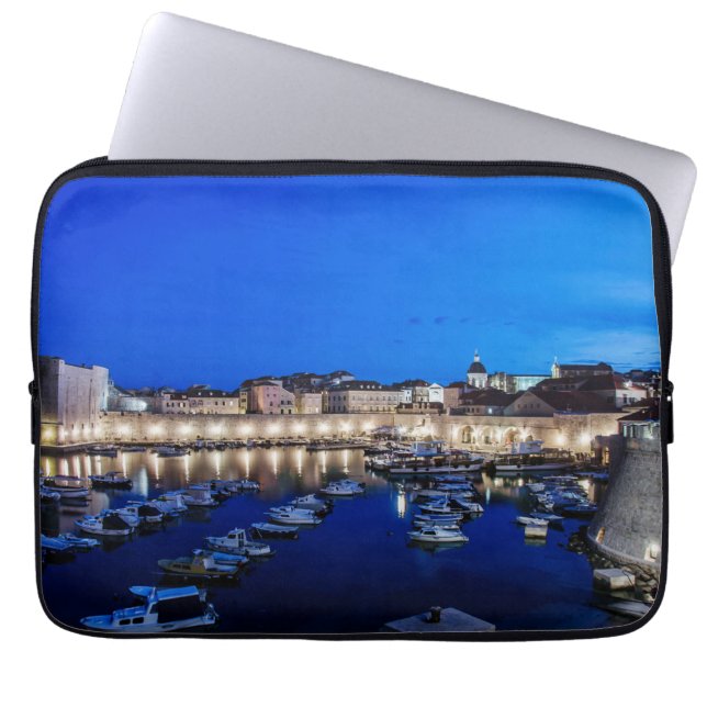 Capa Para Notebook Porto de Dubrovnik e paredes iluminadas à noite (Frente)