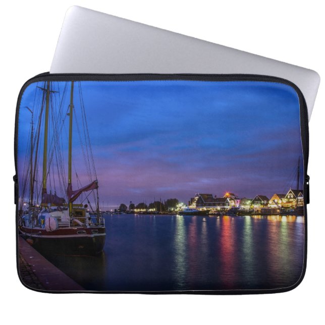 Capa Para Notebook Porto iluminado de Volendam à noite (Frente)