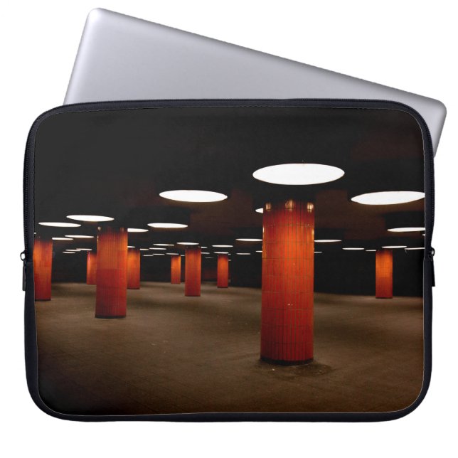 CAPA PARA NOTEBOOK POSTO VERMELHO SOB LUZ DE TETO À NOITE (Frente)