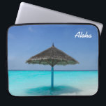 Capa Para Notebook Praia Cênica Tropical com o Guarda-chuvas Atingido<br><div class="desc">Bolsa de laptop com uma fotografia de uma praia de caribe tropical cênica. Uma praia branca arenosa e águas azuis cristais com um guarda-chuva compacto a solo. Secudido e sereno.</div>