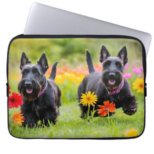 Capa Para Notebook Prances Scottish Terriers em erva e flores