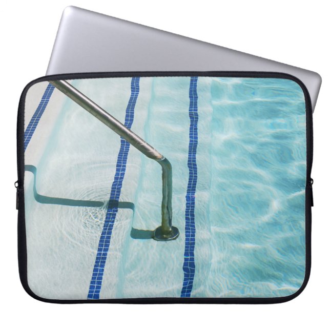 Capa Para Notebook Precinta preta na piscina de natação azul (Frente)