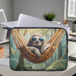 Capa Para Notebook preguiça engraçada com óculos escuros em uma rede<br><div class="desc">Esta bolsa de laptop legal apresenta uma preguiça engraçada com óculos escuros se resfriando em uma rede na selva. Ideia personalizável de presente para ele em qualquer ocasião.</div>