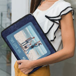 Capa Para Notebook Presente no Dia das Mães de Texto Personalizado Ch<br><div class="desc">Personalize sua bolsa de laptop com o design "Texto personalizado por chic"! Ele pode ser personalizado com sua foto e texto favoritos. Proteja o seu laptop com estilo com esta manga única e única que reflete a sua personalidade e estilo. Quer você queira adicionar uma foto de seus entes queridos,...</div>