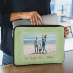 Capa Para Notebook Presente no Dia das Mães de Texto Personalizado Ch<br><div class="desc">Personalize sua bolsa de laptop com o design "Texto personalizado por chic"! Ele pode ser personalizado com sua foto e texto favoritos. Proteja o seu laptop com estilo com esta manga única e única que reflete a sua personalidade e estilo. Quer você queira adicionar uma foto de seus entes queridos,...</div>