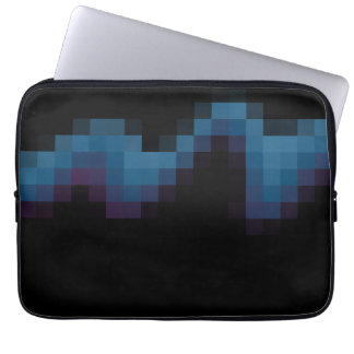 Capa Para Notebook Preto com quadrados azuis escuro e roxos em uma