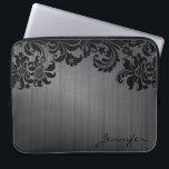 Capa Para Notebook Preto Metálico Brutado Alumínio e Damascos Florais<br><div class="desc">Aspecto preto do padrão de alumínio escovado e damascos florais do ornamentado de safra preta. Monograma personalizado e opcional. Disponível em outros produtos</div>