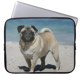 Capa Para Notebook Pug da jovem corça na praia