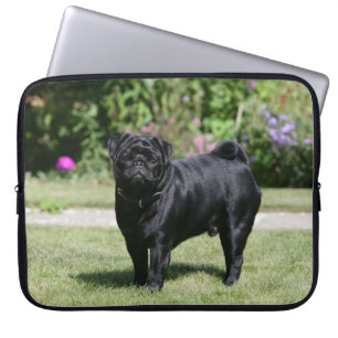 Capa Para Notebook Pug preto que está de vista a câmera