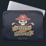 Capa Para Notebook Putt Pirates Golfing Hobby<br><div class="desc">Entra no personagem e arranca este design de golfe pirata. Tem design gráfico perfeito para fãs piratas que adoram se divertir no campo de golfe.</div>