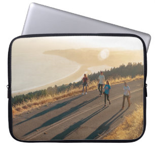 Capa Para Notebook Quatro homens e mulheres caminhando na estrada per