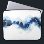 Capa Para Notebook Quebra Glacial<br><div class="desc">Glacial Break III de Grace Popp. Linha azul espessa e vibrante feita em tons azuis profundos contra um fundo branco constrangedor.</div>