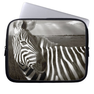 Capa Para Notebook Quênia. Preto e branco de zebra e planície.