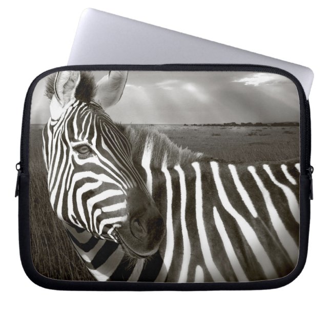 Capa Para Notebook Quênia. Preto e branco de zebra e planície. (Frente)