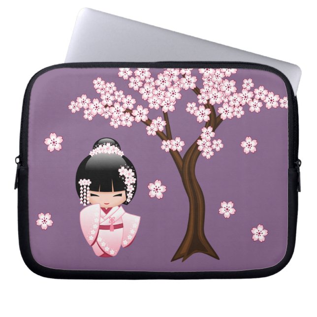 Capa Para Notebook Quimono Rosa Boneca Kawaii Kokeshi em Roxo (Frente)