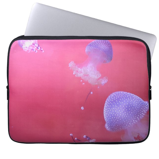 Capa Para Notebook Quirky Jellyfish in the Pink Water (Frente)