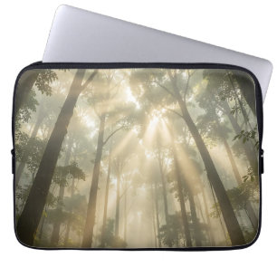 Capa Para Notebook Raios de Sol Dourado Através de Árvores Altas e Ne