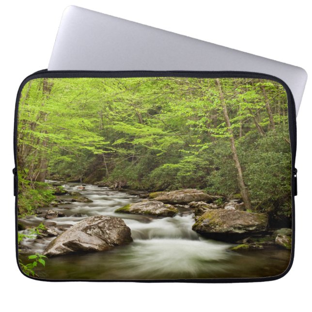 Capa Para Notebook Ramo Reto Flui Através da Floresta (Frente)